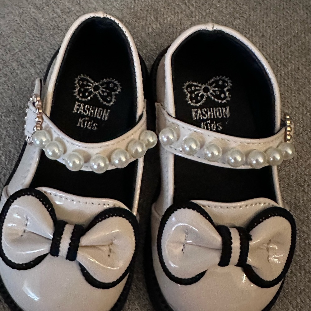 Cream Bow Shoes toddler girl size 21 with pearls